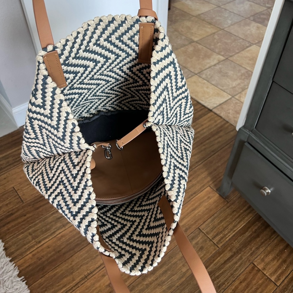 Vince Camuto large handbag - Picture 3 of 5